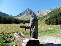 En remontant le GR5, une fontaine rafraîchissante et le refuge de la Balme.