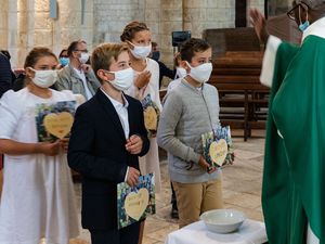 8 enfants ont fait leur première communion...