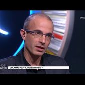 Yuval Noah Harari signe " Homo deus. Une brève histoire de l'avenir "