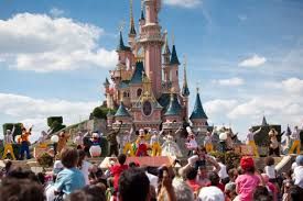 Euro Disney plonge en Bourse après l’annonce de sa recapitalisation 