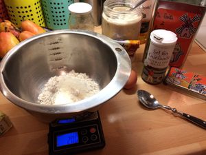 Je commence par préparer la pâte en pesant les ingrédients secs (farine, sel, sucre) dans un cul de poule, puis je rajoute le beurre (froid) en petits morceaux. Je donne ensuite un tour de cuillère pour "enrober" de farine les morceaux de beurre et je sable du bout des doigts pour obtenir la texture sableuse recherchée, qui donnera une bonne pâte friable.