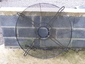 grande grille de ventilateur ancien    diametre 85cm                 45€