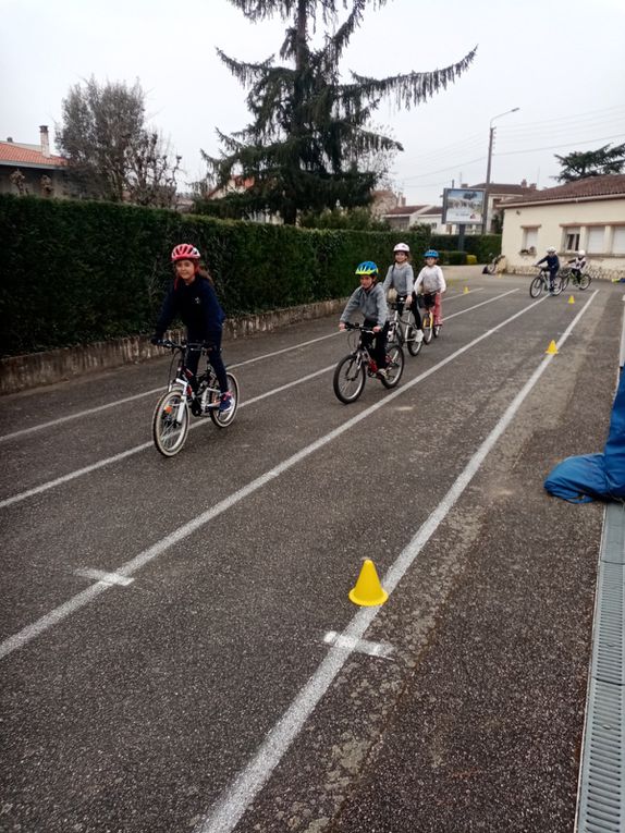 Quelques photos de nos entraînements vélos au stade avant nos exploits sur le bord du canal !