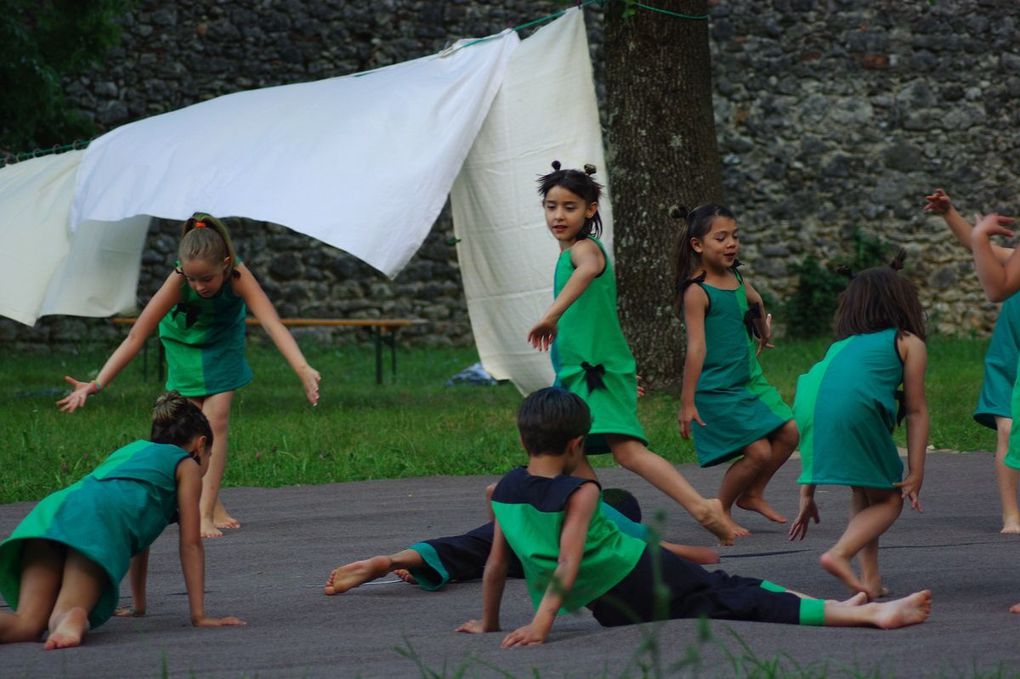 Spectacle de fin d'année des ateliers de danse contemporaine à Brissac.
Les cours sont assurés par Jessica KIEFFER.
Les enfants ont de 3 ans à 11ans.