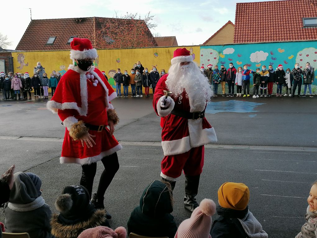 Le père Noël et son orchestre, sont venus à la rencontre des enfants à l'école, aidés par les elfes de Magots en Fëte pour distribuer des friandises. !!