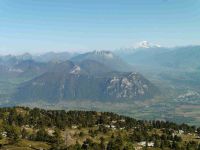 La Combe de Savoie avec la Savoyarde, l'Arclusaz et le Mont Blanc. La Grande Casse. Un rocher sur la crête.