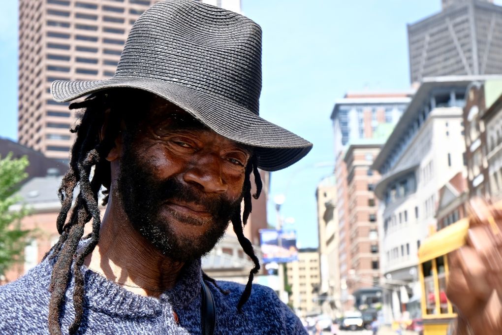 2 amoureux et un  passionné farfelu fouillant la bibliothèque de Brattle Book Shop, le Boston Common et sa fantaisie jusque dans le regard des écureuils, de doux regards féminins et quelques personnages iconoclastes fleurant bon le passé et la transgression.