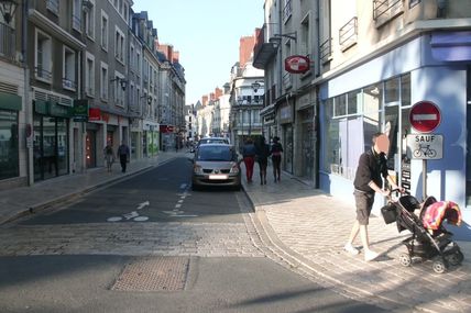 Double-sens cyclable en centre ville ! (Blois - rue des Orfèvres)