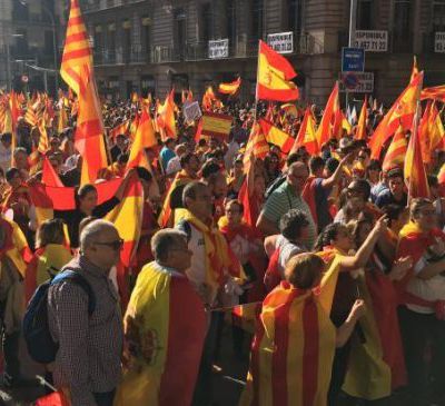 Catalogne : 350.000 et 950.000 personnes défilent à Barcelone pour manifester leur hostilité à l'indépendance de la région