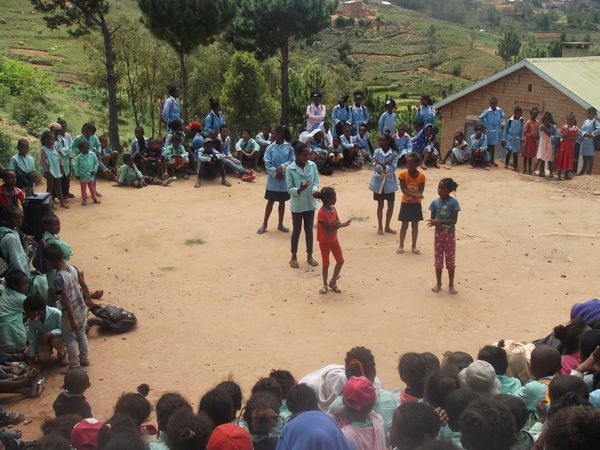 Petits et Grands dansent et chantent devant leurs camarades.