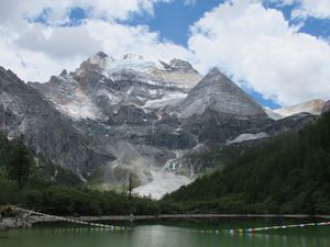A gauche : vallée en amont de Longtongba / A droite : Mont Xiannairi – Chenresig en tibétain – (6 032 m) vu du Lac Zhuomala (4 100 m)