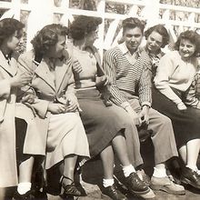 Dimanche 19 Mars 1950 un groupe de filles de Castiglione autour d'un garçon.