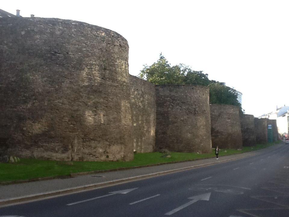 Si tu vas à Lugo, n'oublie pas de monter la haut, du haut de  la muraille, tu verras Santiago.