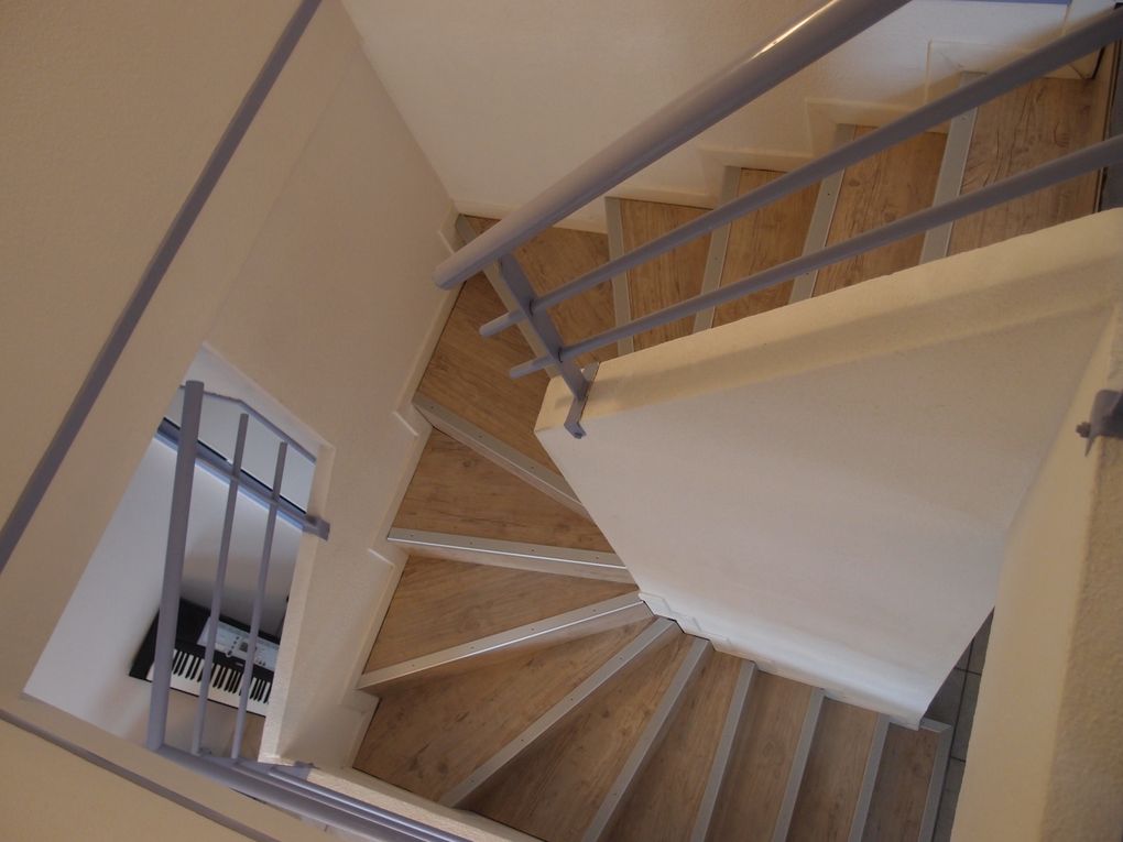 Pose de parquet sur un escalier en béton