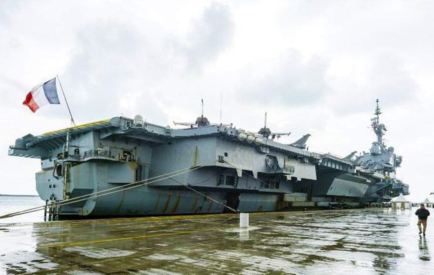 Le porte-avions Charles de Gaulle accoste à Limassol (Chypre)