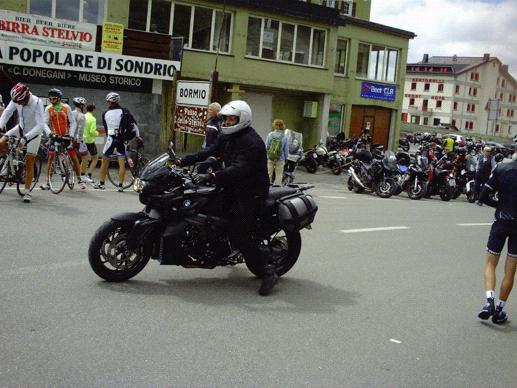 DIAPORAMA 7 PHOTOS - ALLEZ UNE DERNIÈRE QUELQUES PHOTOS D'AUTRES MOTOS.HISTOIRE DE MONTRER QUE NOUS SOMMES PAS SECTAIRES MAIS OUVERTS.......PAS ASSEZ DE TEMPS FAUDRA PRÉVOIR UNE JOURNÉE COMPLÈTE.... LE STELVIO SE MÉRITE