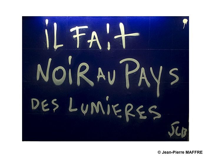 Ces clins d'œil d'artistes inconnus pour des passants tout aussi inconnus apportent un peu de poésie dans l'univers quotidien.