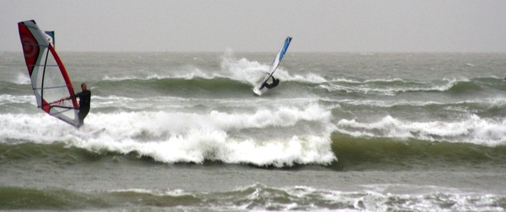 Le Team Neway La Rochelle île de Ré se jette à l'eau en ce mois de Novembre 2009 avec Julien et Camille (F1 et F2), Yannick, Hervé et Fréd.
Photos : Sophie.