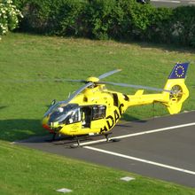 Rettungshubschrauber vor dem Krankenhaus