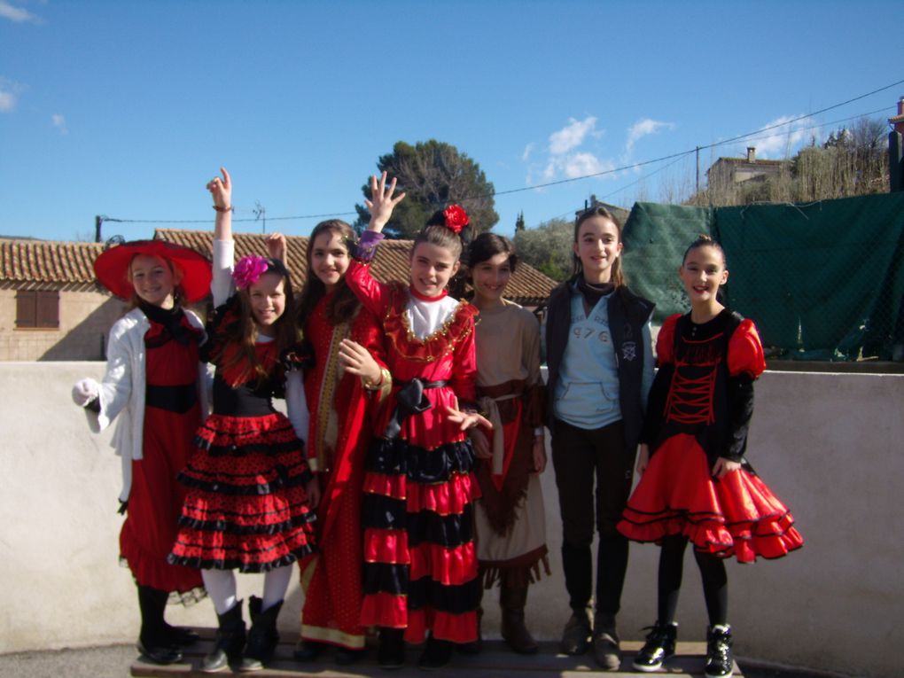 Le carnaval a eu lieu vendredi 15 février. Dans une ambiance de fête et sous un beau soleil,les élèves de toutes les classes ont défilé, chanté et dansé.