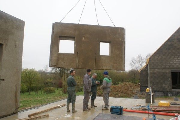 La structure de la maison , les murs en composite bois-ciment