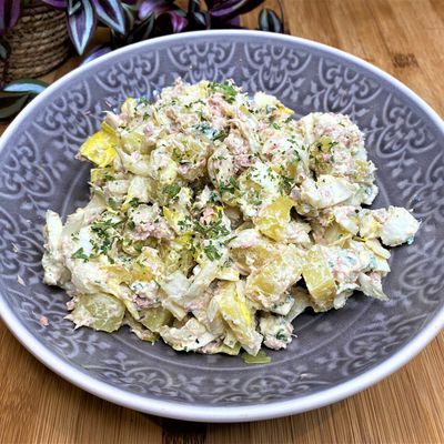 Salade d'endive et pommes de terre au thon, bleu et noix