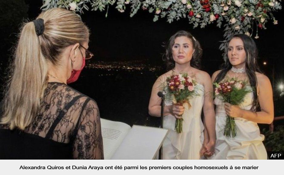 Alexandra Quiros et Dunia Araya, premier couple homosexuel à s'être marié le 26 mai 2020 au Costa Rica, un événement retransmis par la télévision nationale