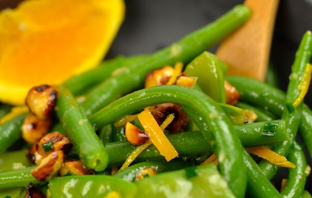 SALADE DE HARICOTS VERTS ET POIS GOURMANDS AUX NOISETTES ET À L'ORANGE