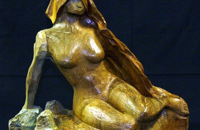 Sculpture sur bois : Femme à voile