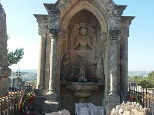 Une étrange structure dans ce petit cimetière en hommage à un fils mort pour la France, je me demande toujours comment faisaient les familles pour offrir de si beau tombeau à leurs défunts à cette époque.