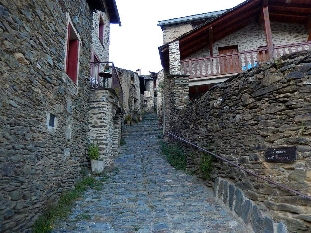 EVOL Un petit village en espalier "Un des plus beaux villages de France"