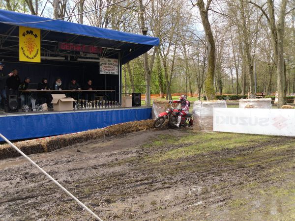 Avec la pluie tombée en abondance la veille , le terrain était trés gras !