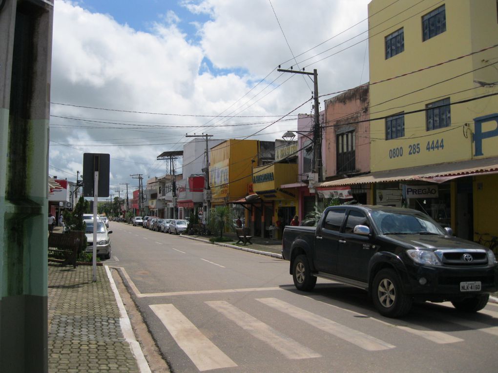 Bienvenus à Paragominas, ville modèle : planifiée, succès économique (grâce à une déforestation record...), et maintenant, premier Municipe Vert du Brésil, pour zéro déforestation
...loin de l'image qu'on a d'une ville de l'Amazonie...