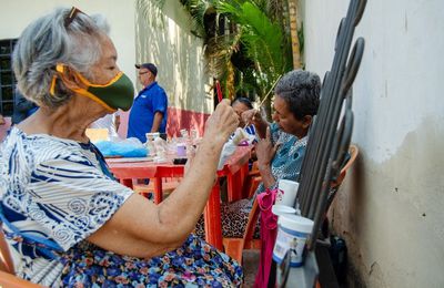 Abuelos y abuelas de Guacara aprenden arte y oficios en Aldea Huella de la Vida