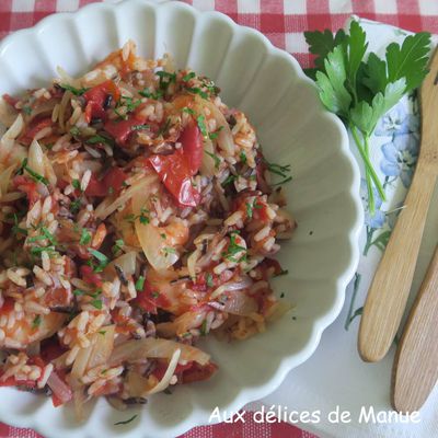 Riz aux crevettes, tomates et oignon