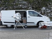 Les premiers arrivants s'installent sur le parking tandis que les autres cherchent ou planter leur tente pendant que Jacquot grogne: il n'y a pas d'eau chaude, la zone camping n'a pas été fauchée et on nous refuse le droit de s'y installer, le plombier s'en va et puis revient et puis s'en va et puis......