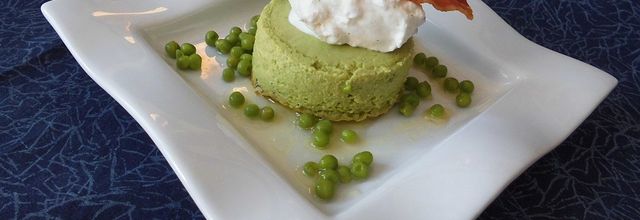 Flans de petits pois au lard croustillant