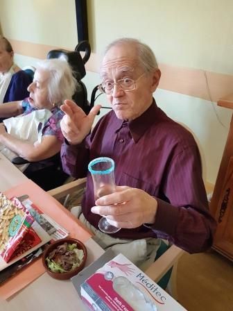 santé a vous ! quel bon petit apéro nous avons et quel bon repas ....