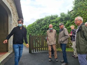 Nous voici séparés en 2 groupes pour écouter les explications passionnantes des deux guides.Toutes les facettes de la CHATAIGNE sont évoquées, c'est passionnant