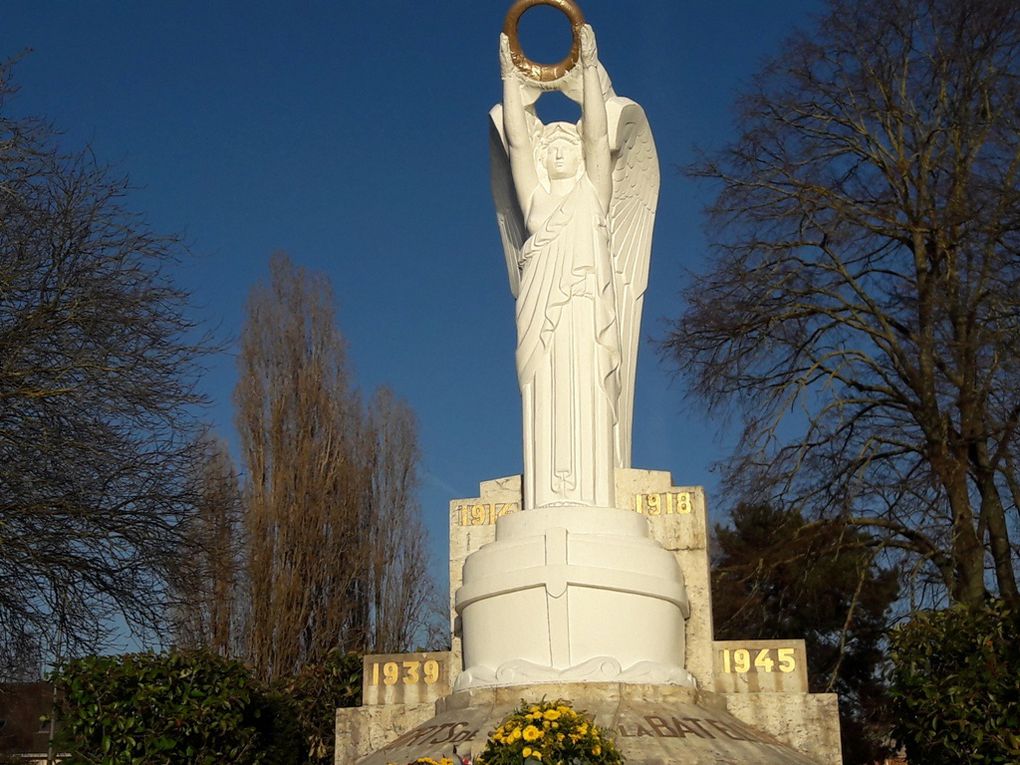 Retour par Conflans Ste Honorine. Le monument au morts des bateliers au confluent de la Seine et de l'Oise.