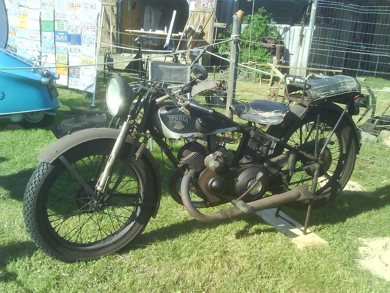 Moto anciennes prises en photo à Bisca près du musée de l'hydravion.