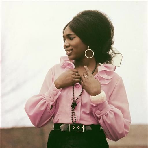 The "Drum" magazine and young women photographed by James Barnor.