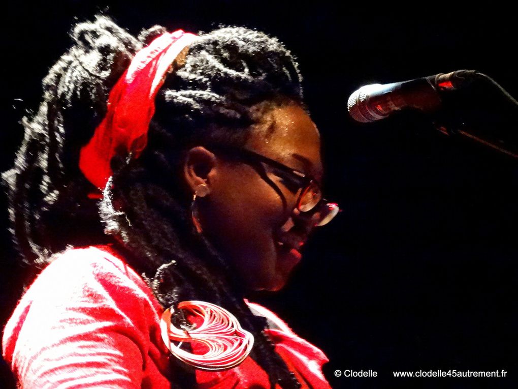 - IMAGES de MELISSA LAVEAUX en concert à St JEAN DE LA RUELLE