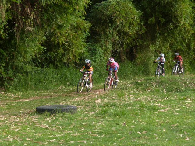 Ce samedi 22 décembre aura été l'occasion de partager un très bon moments avec les jeunes de l'école de VTT. Ils ont pu voir évoluer des champions et ont eu droit à leur père Noël. Merci à Antoine Seveur, le photographe