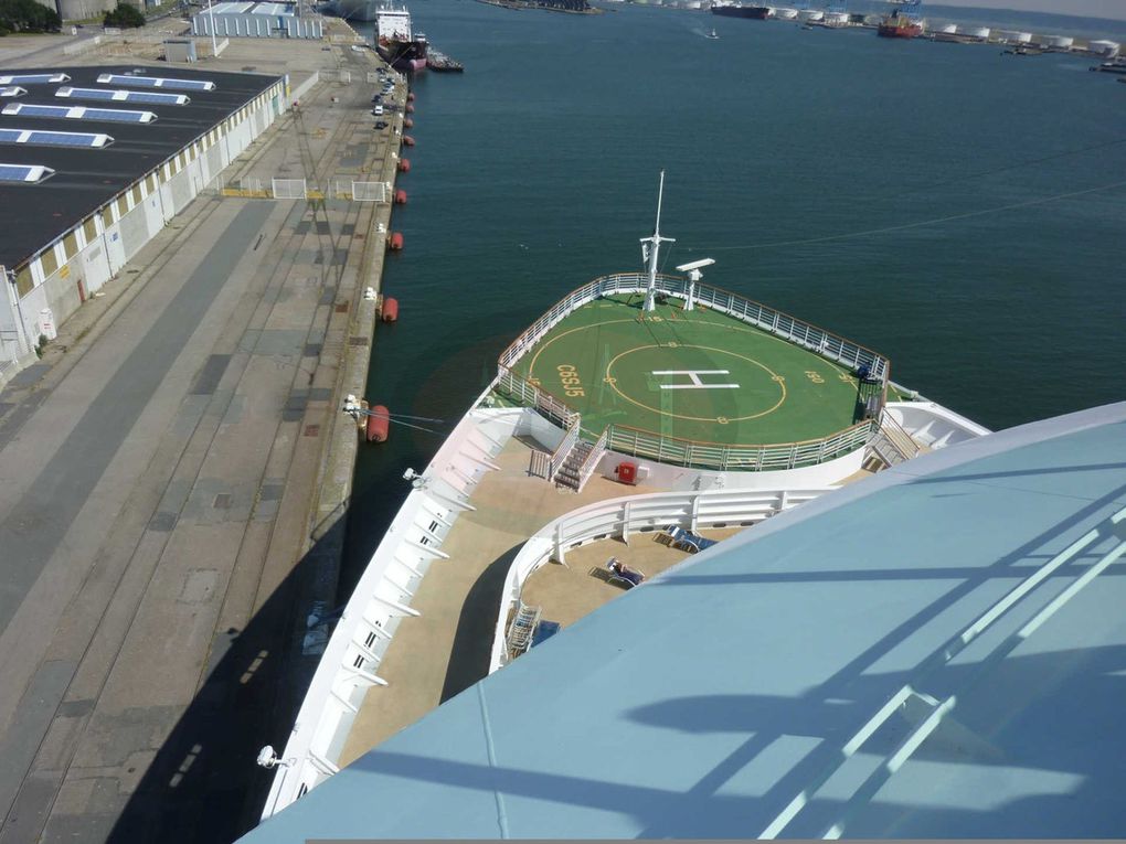 Embarquement immédiat à bord du Brilliance of the Seas. Nous remonterons les ponts du n°2 vers le n°13, toujours de la poupe vers la proue de ce très beau navire.