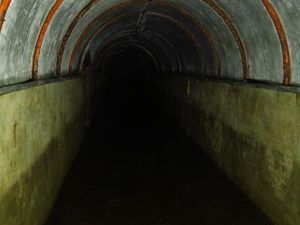 Magasin sous roc : débouché de l'escalier et galerie principale