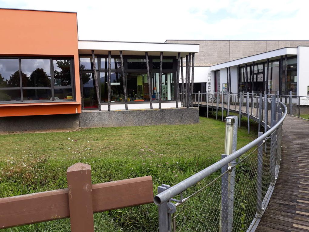 Médiathèque de Dol de Bretagne, entourée de la ludothèque du centre culturel et de la piscine.