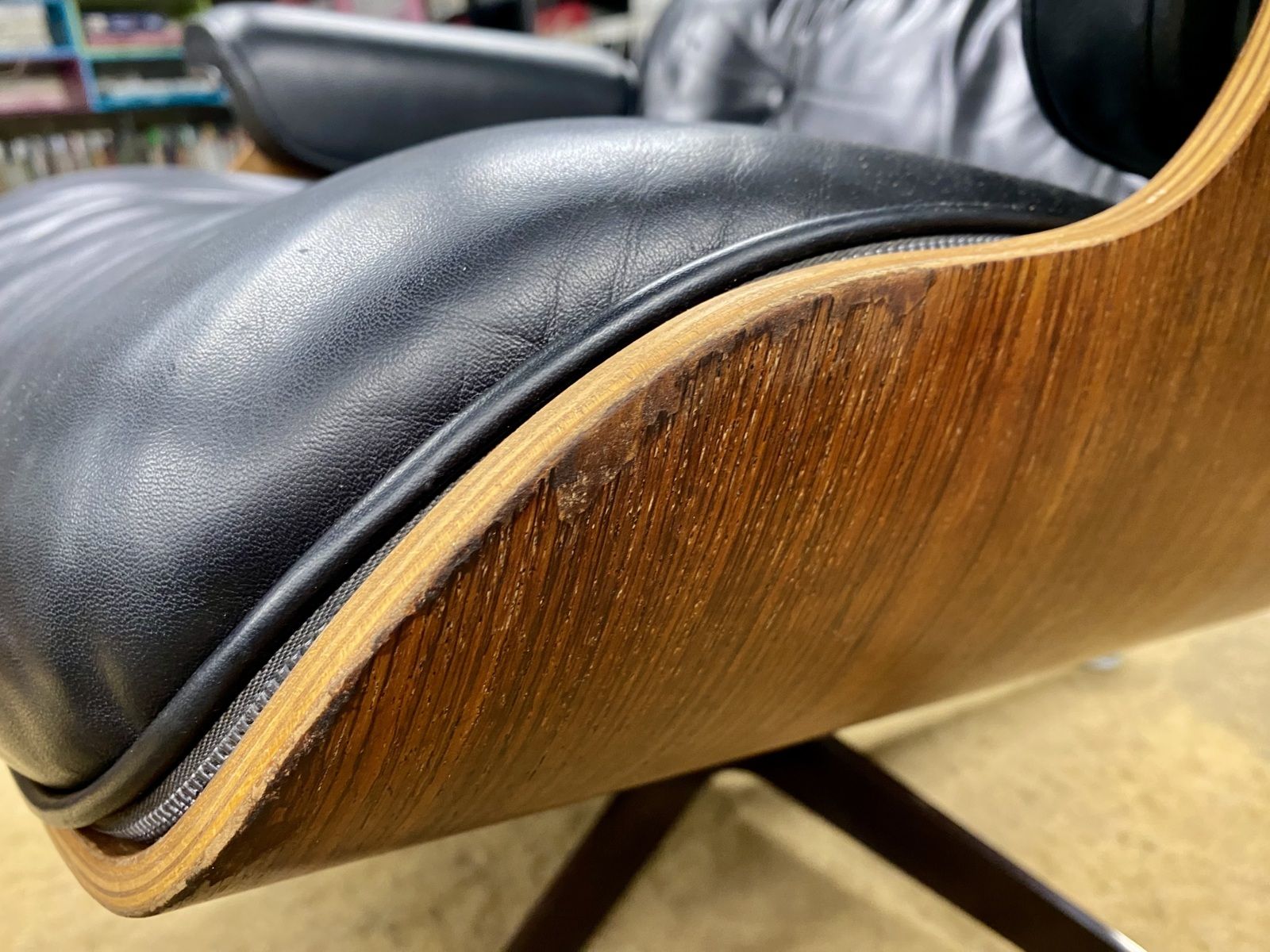 Patine-des-cuirs-d'un-lounge-Eames-et-restauration-des-coques-Atelier-Hafner-eames.fr-Brignoles