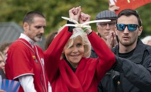 Scène incroyable aux USA où la star Jane Fonda fait un discours de remerciement alors qu'elle est menottée et arrêtée en pleine rue à Washington