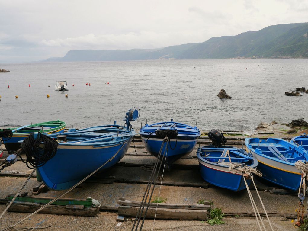 Lieu stratégique souvent évoqué dans les récits grecs et romains ( Homère harponne un monstre marin dans la grotte de Scylla ), Scilla permet de contrôler le passage du détroit de Messine. Les courants y sont puissants mais les pêcheurs ont gardé la tradition d'aller harponner les espadons, repérés du haut du mât équipant leur bateau ( dia 7 ). 